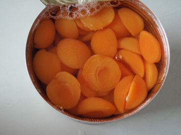 素晴らしく甘い好みによって缶詰にされる杏子は新しく、健康な原料を2等分します