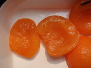 軽いシロップのおいしい缶詰にされた杏子の半分は人工的な色を加えません