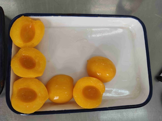 中国からの室温によって缶詰にされる黄色いフルーツのモモ