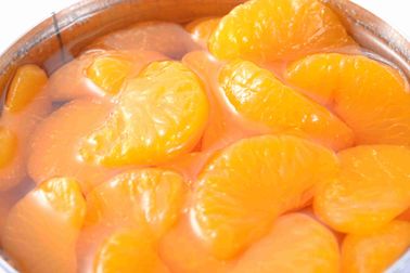 卸し売り缶詰にされたマンダリン オレンジは焼けるケーキのために区分する