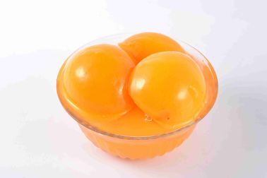 軽いシロップの新しい原料の健康な皮をむかれた缶詰にされた黄色いモモの切れ