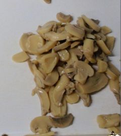 缶の284gツクリタケのきのこの切れ/部分および茎