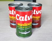 Calvoのブランドは唐辛子の有無にかかわらずトマト ソースのサーディンによって缶詰にされた魚を缶詰にしました