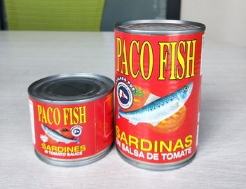 堅く詰められた最も健康な缶詰にされた魚、トマト ソースの錫メッキされたサーディン