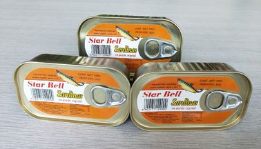 ライト級選手は魚のサバ、植物油の缶詰にされたサーディンの魚を缶詰にしました