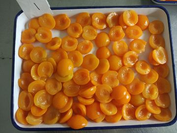 食品等級は10-12%ブリックスの自然なジュース2650mlの杏子の半分を缶詰にしました