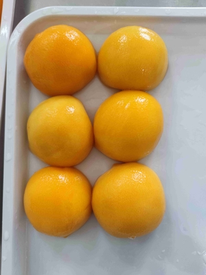 新鮮な缶詰の黄桃 防腐剤なし 自然で甘い果物