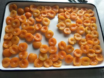 軽いシロップの卸売によって缶詰にされる新鮮な果物の杏子の半分
