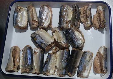 水の塩水によって缶詰にされるシーフードの155gによって錫メッキされるサバの魚