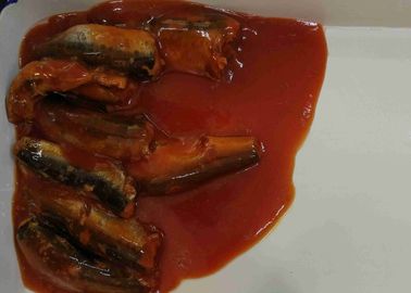 錫のトマト ソースの缶詰にされたサーディンの魚