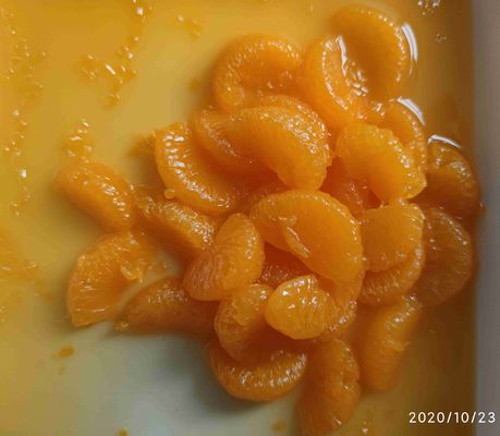 甘い 缶詰 に 詰め られ た マンダリン オレンジ