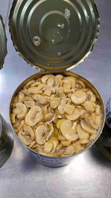 塩辛い味によって缶詰にされるシャンピニオンのきのこの切れ