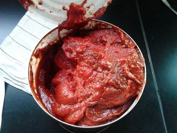冷たい独特な臭いおよび防腐剤のない壊れ目によって缶詰にされるトマトのり