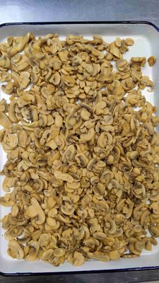新鮮に収穫された缶詰のキノコの切片と茎と天然塩
